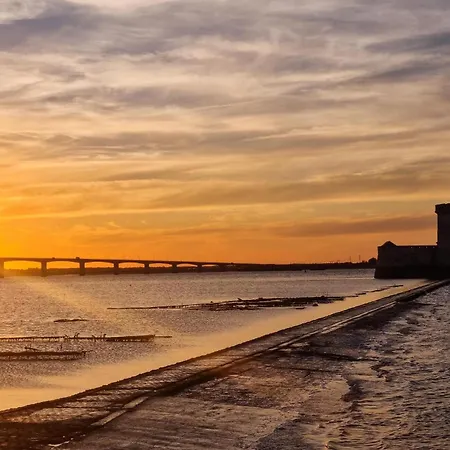 1 Bedroom Beautiful In 鲁瓦扬