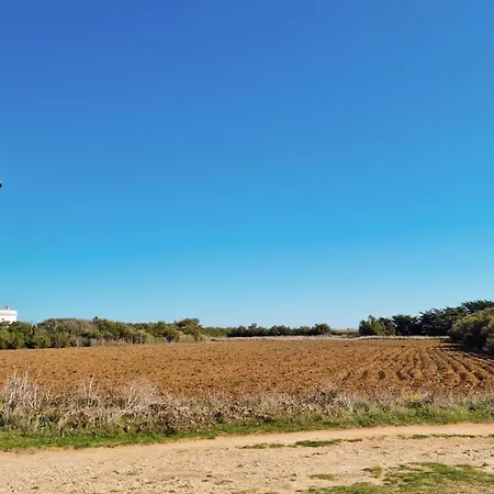 1 Bedroom Lovely Home In Royan *