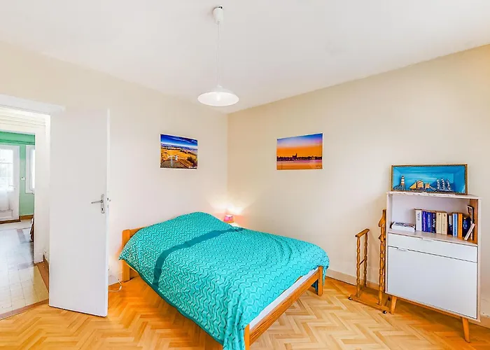 1 Bedroom Beautiful In Ρουαγιάν