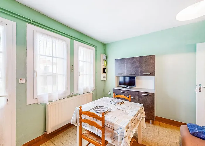 1 Bedroom Beautiful In Σπίτι διακοπών *